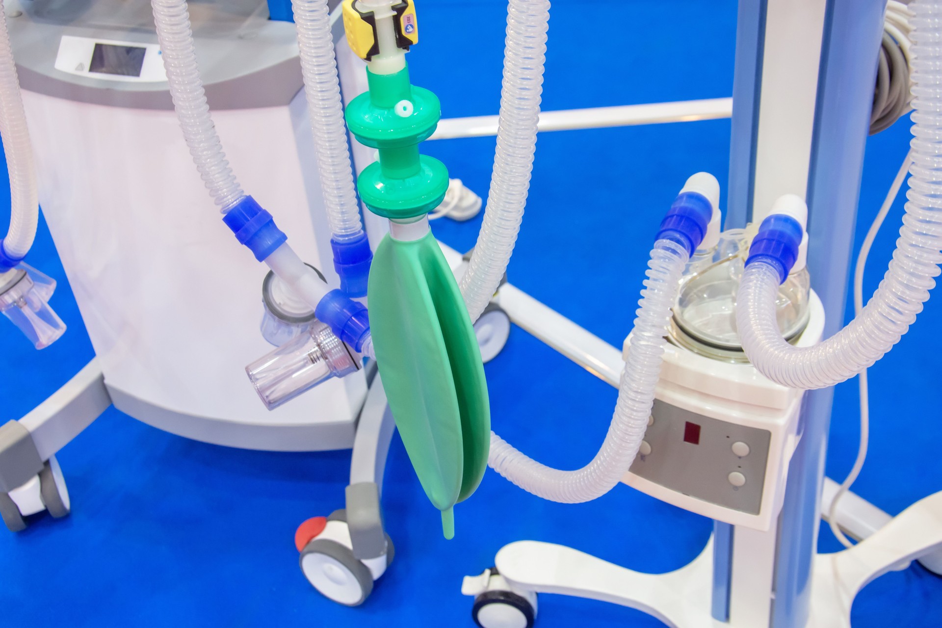 L'unità di terapia intensiva dell'ospedale di malattie infettive, con ventilatori e altre attrezzature mediche, è pronta a ricevere pazienti con COVID-19, polmonite o altre malattie infettive.