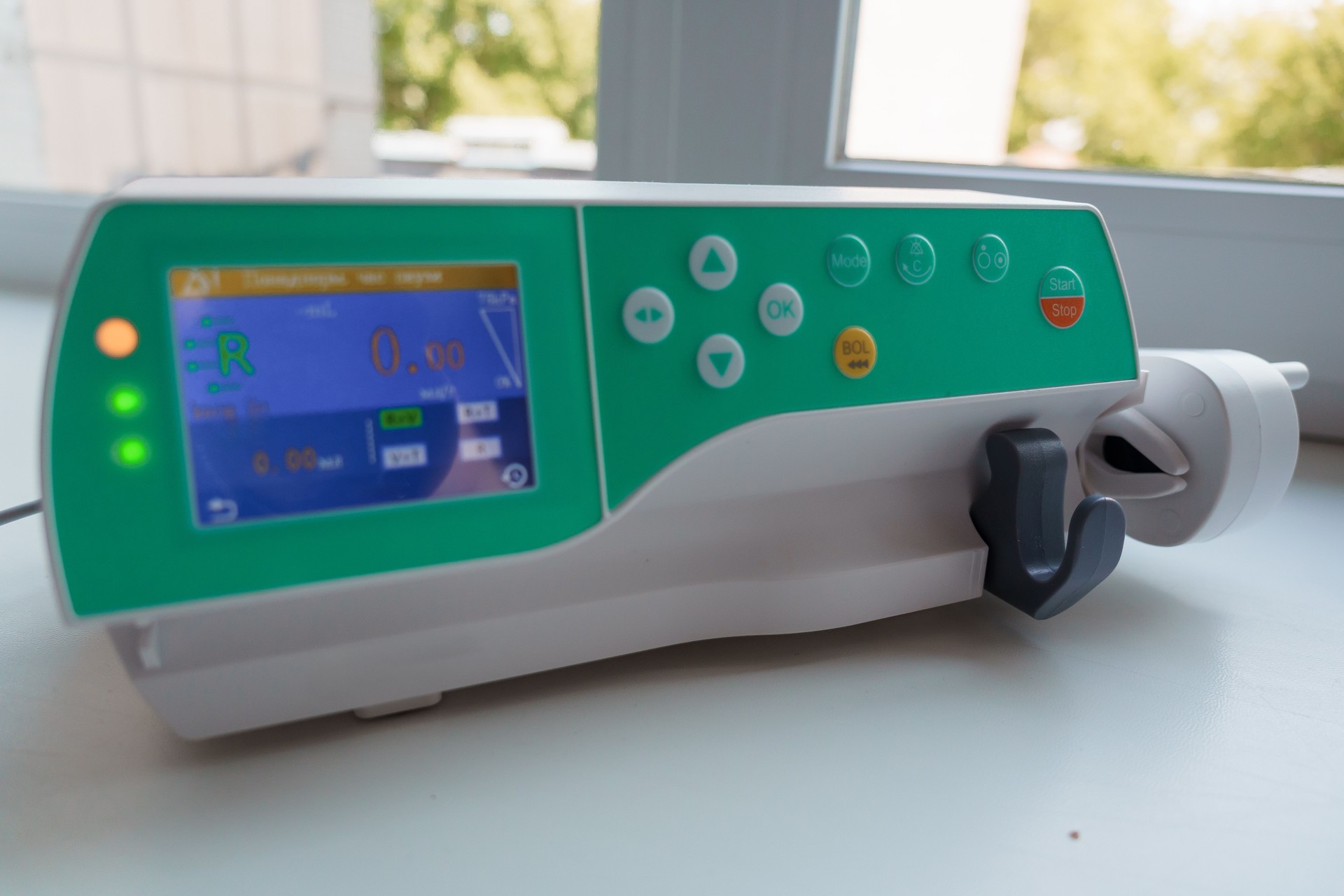 Pompa di infusione medica sul davanzale di una finestra di un ospedale